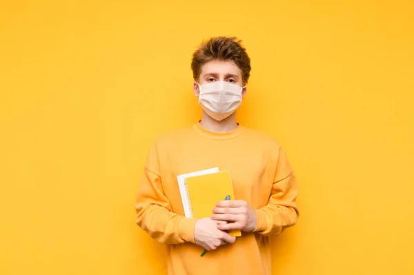 Studente Sconvolto Con Una Maschera Medica Erge Uno Sfondo Giallo — Foto Stock