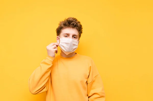 Bel Ragazzo Con Una Maschera Medica Inserisce Cuffie Wireless Nell — Foto Stock