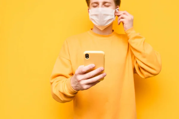 Type Positif Dans Masque Médical Avec Smartphone Dans Les Mains — Photo