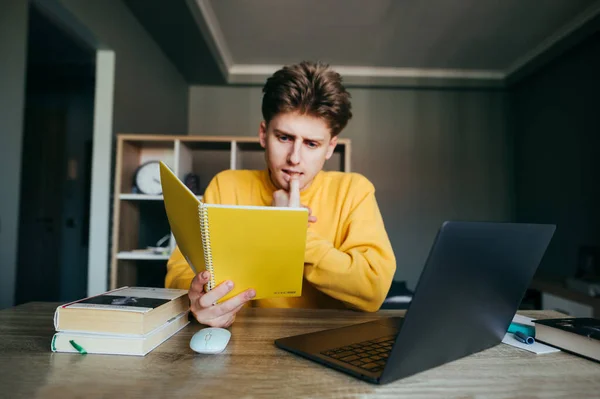 Concentre Laptop Jovem Sentado Uma Mesa Quarto Casa Lendo Caderno — Fotografia de Stock