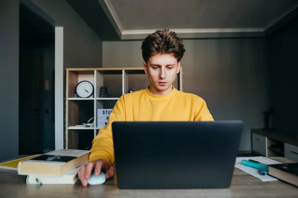 Jovem Estudante Sexo Masculino Usa Laptop Para Ensino Distância Senta — Fotografia de Stock