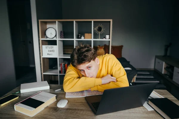 Estudante Cansado Deitado Área Trabalho Casa Perto Laptop Livros Olhando — Fotografia de Stock