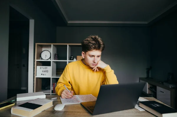 Joven Guapo Haciendo Tarea Escritorio Casa Fondo Habitación Mirando Pantalla — Foto de Stock