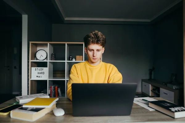 Beau Jeune Homme Concentré Assis Une Table Avec Des Livres — Photo