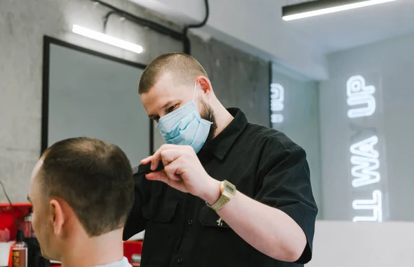 Positive Männliche Professionelle Friseur Schneidet Klient Friseur Quarantäne Trägt Schutzmaske — Stockfoto