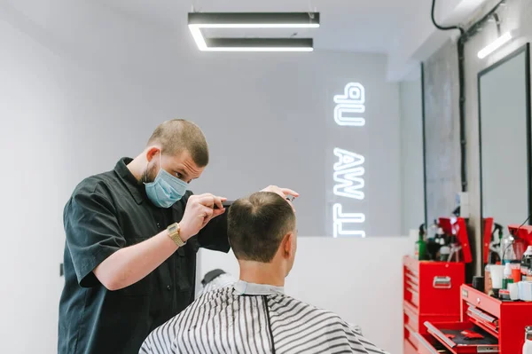 Professioneller Männlicher Friseur Mit Medizinischer Gaze Maske Schneidet Dem Kunden — Stockfoto