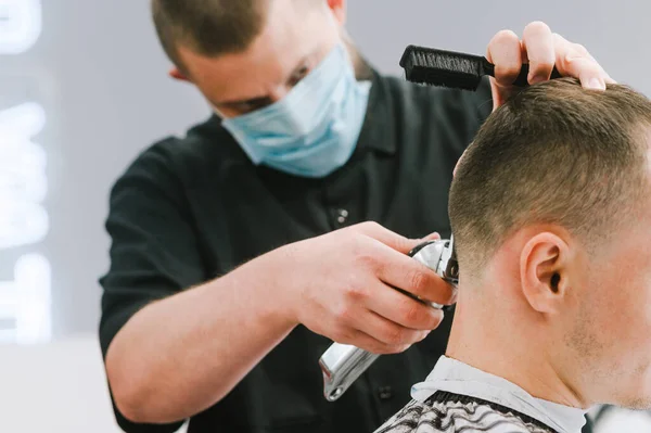 Der Nähe Des Quarantäne Haarschnitts Trägt Der Friseur Eine Medizinische — Stockfoto