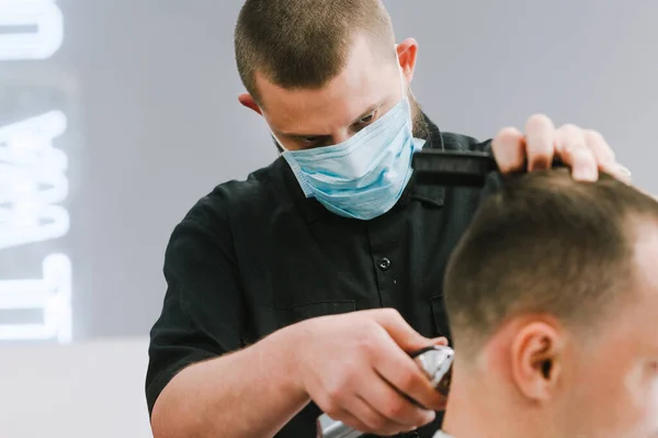 Barbier Professionnel Dans Masque Gaze Médicale Sur Visage Coupe Les — Photo