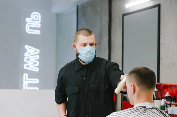 Een Professionele Mannelijke Kapper Met Een Medisch Masker Knipt Cliënt — Stockfoto