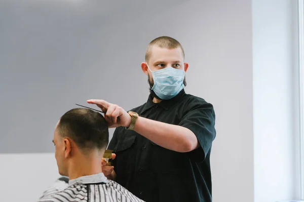 Retrato Cabeleireiro Profissional Uma Máscara Protetora Médica Corta Cabelo Cliente — Fotografia de Stock