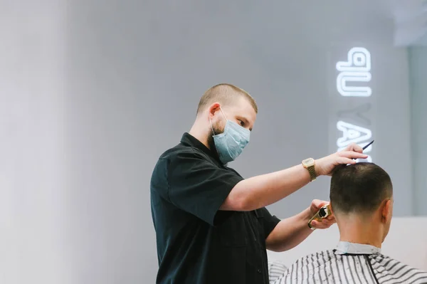 Professioneller Friseur Mit Medizinischer Mullmaske Auf Dem Gesicht Der Einem — Stockfoto