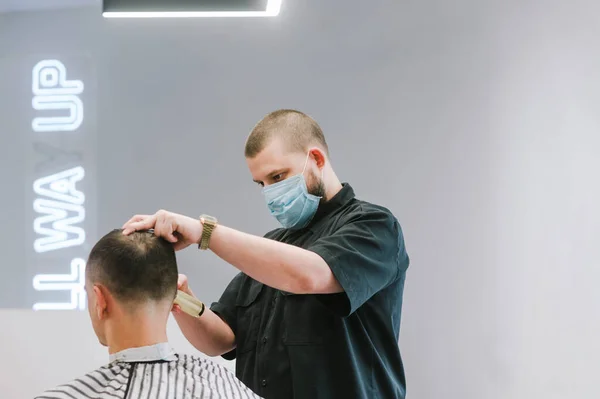 Männlicher Friseur Mit Mullschutzmaske Schneidet Dem Kunden Während Der Quarantäne — Stockfoto