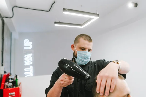 Portret Van Een Kapper Een Medisch Gaasmasker Droogt Het Haar — Stockfoto