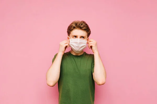 Jeune Homme Shirt Vert Tenant Masque Médical Gaze Sur Fond — Photo