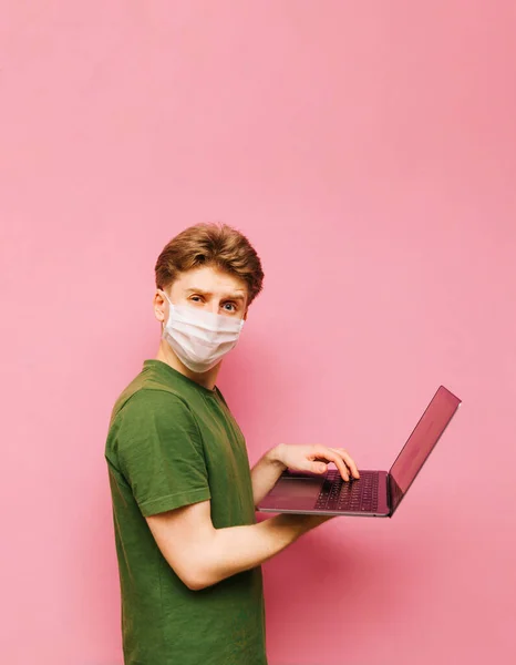 Şok Olmuş Genç Bir Adam Elinde Dizüstü Bilgisayarla Pembe Bir — Stok fotoğraf