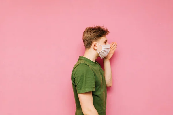 Jongeman Met Een Medisch Masker Schreeuwt Naar Zijkant Met Zijn — Stockfoto