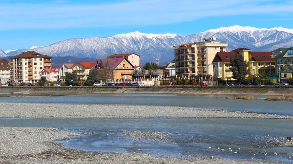 Noha Kavkazských Hor Město Řeka Před Zasněženými Vrcholy — Stock fotografie