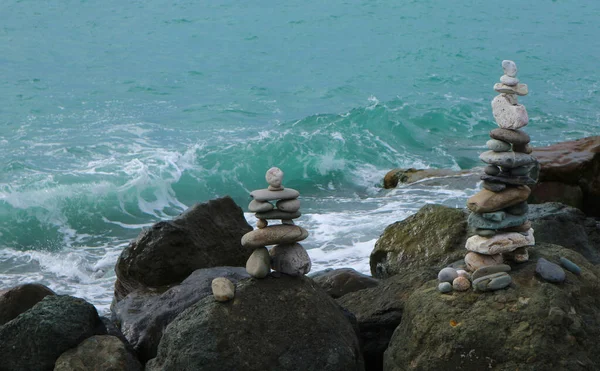Stone Cairn Seacoast Front Wave Big Rocks Balanced Pebbles Stack — Stock Photo, Image