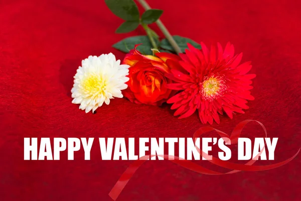 Happy Valentine's Day, Valentine's Day viering, bloemen op rode belvel achtergrond, — Stockfoto