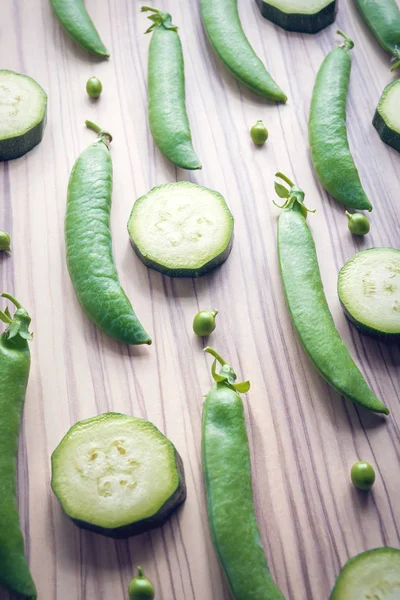 Erwten en segmenten van een vegetable marrow — Stockfoto