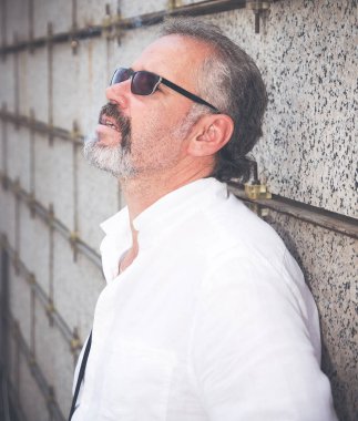 yakışıklı gri saçlı adam