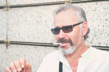 yakışıklı gri saçlı adam