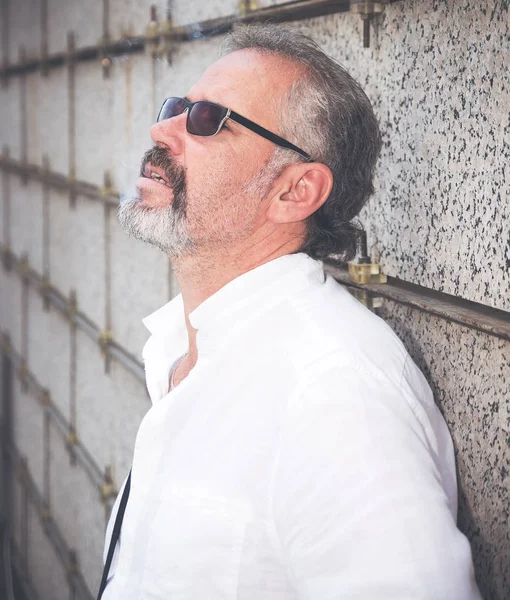 yakışıklı gri saçlı adam