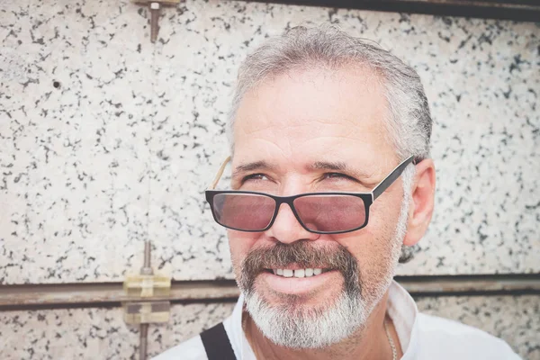 yakışıklı gri saçlı adam