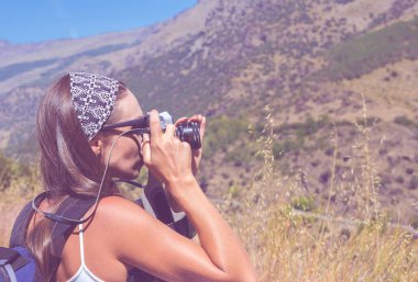 Kız kamera ile Gezgin