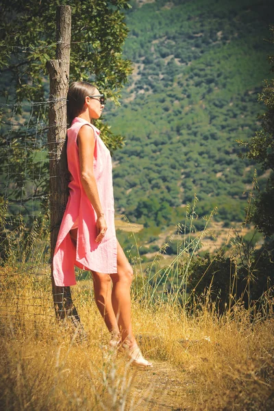 pembe bir pelerin güzel kız