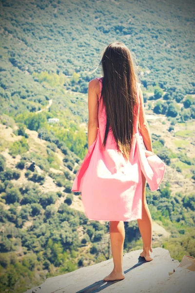 A bela menina em uma capa rosa — Fotografia de Stock