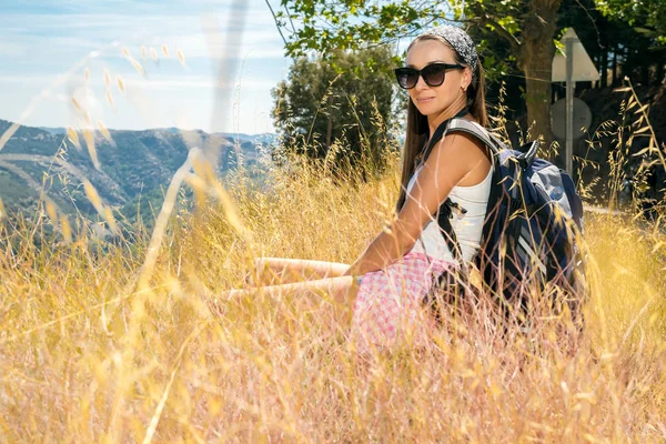 A menina o viajante com a câmera — Fotografia de Stock