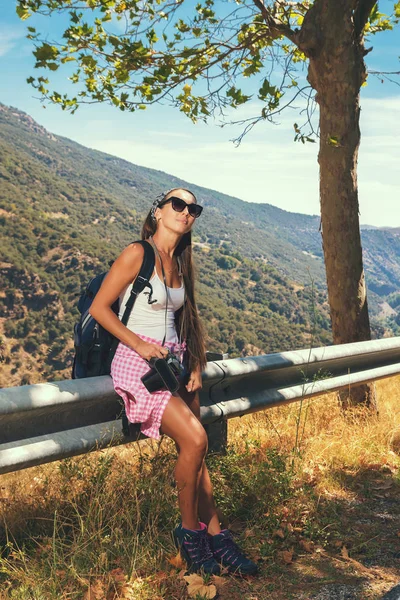 A menina o viajante com a câmera — Fotografia de Stock