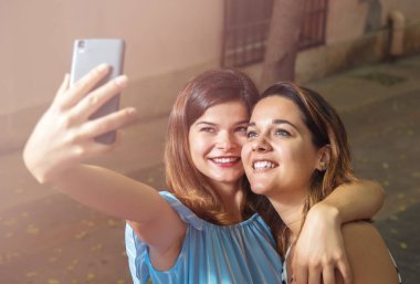 iki neşeli güzel kızlar