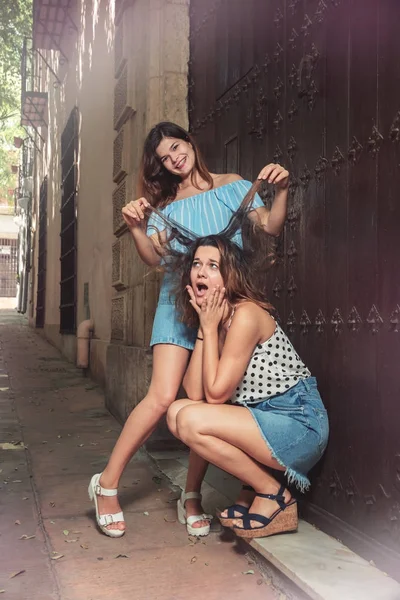 Duas meninas bonitas alegres — Fotografia de Stock