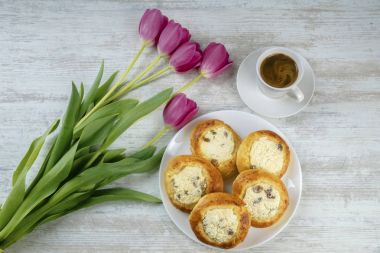 süzme peynir ve kuru üzüm ile rulo