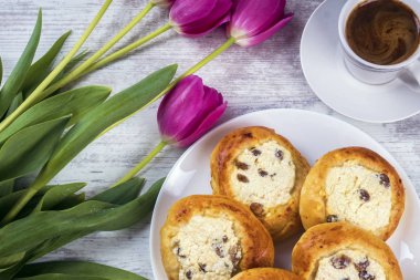 süzme peynir ve kuru üzüm ile rulo