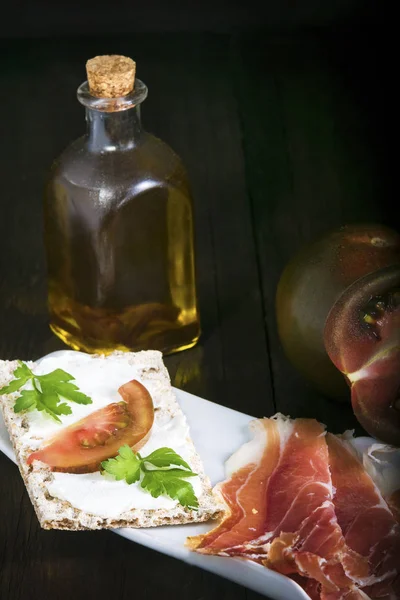 Placa de jamon com pequenos loafs — Fotografia de Stock