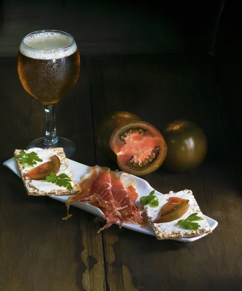 Placa de jamon com pequenos loafs — Fotografia de Stock