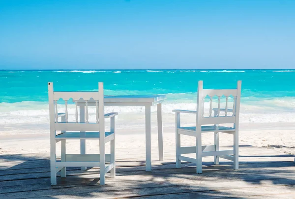 Bord och stolar på stranden — Stockfoto