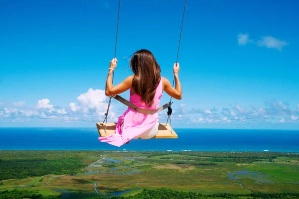 Flicka flyter i luften — Stockfoto