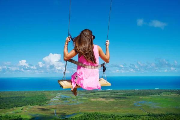 Menina flutuando no ar — Fotografia de Stock