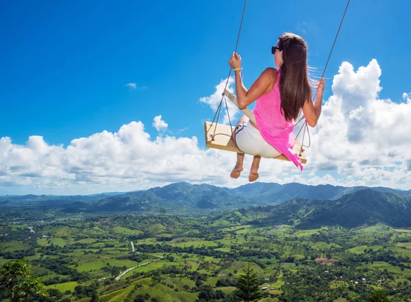 Havada süzülen kız