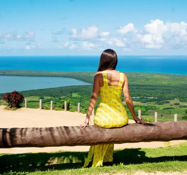 Menina em vestido amarelo — Fotografia de Stock