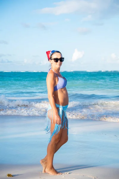 Beautiful girl on the beach — Stock Photo, Image