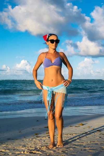 Hermosa chica en la playa —  Fotos de Stock