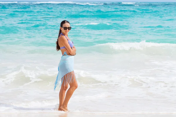 Schöne Mädchen am Strand — Stockfoto