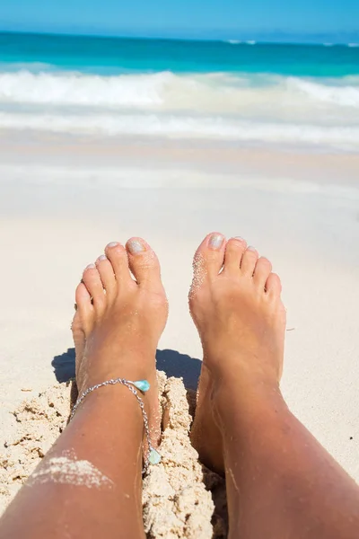 Tan legs on the beach — стоковое фото