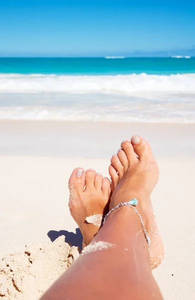 Tan legs on the beach — стоковое фото