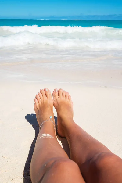 Tan legs on the beach — стоковое фото